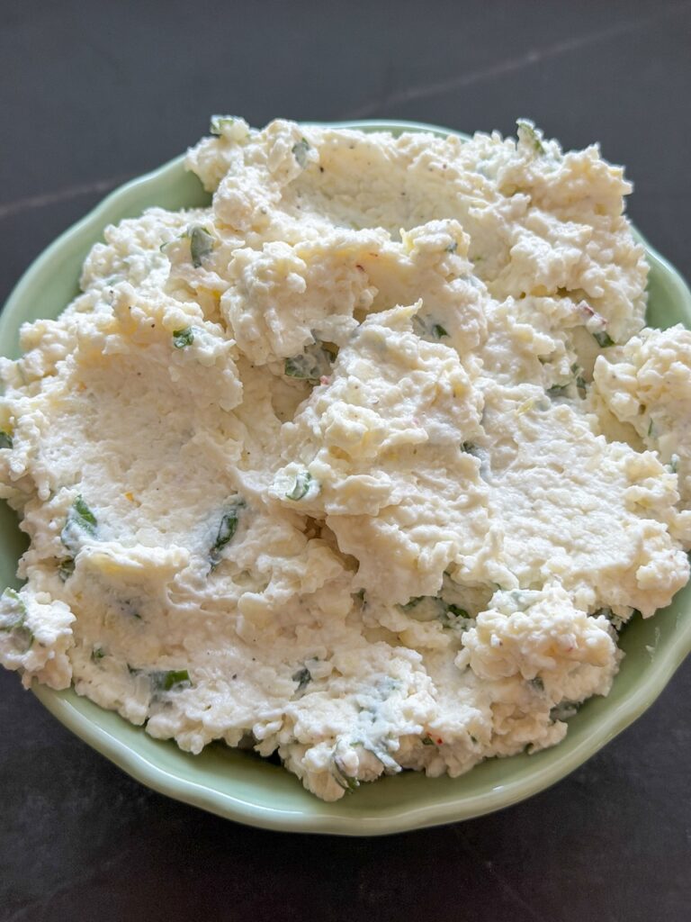 Romige ricottavulling met mozzarella, Parmezaanse kaas, basilicum en citroenrasp
