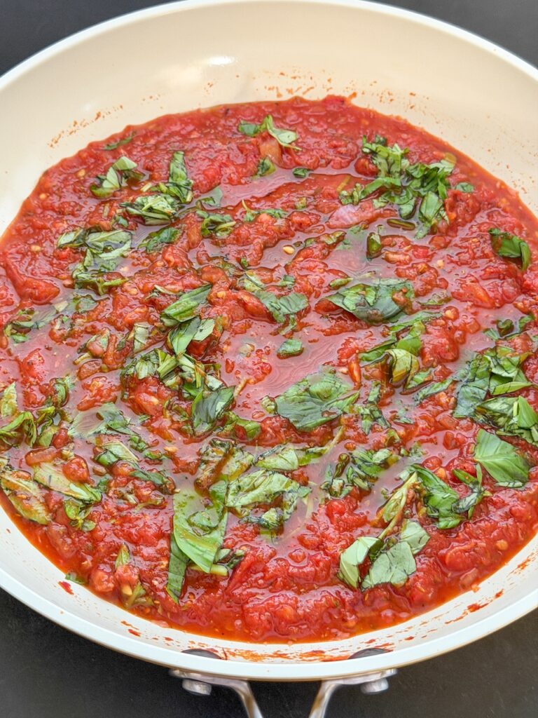 Zelfgemaakte tomatensaus van verse tomaten met basilicum
