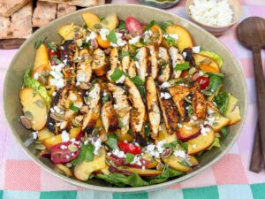 salade met perzik en kip, recept uit weekmenu 29 van Familie over de Kook