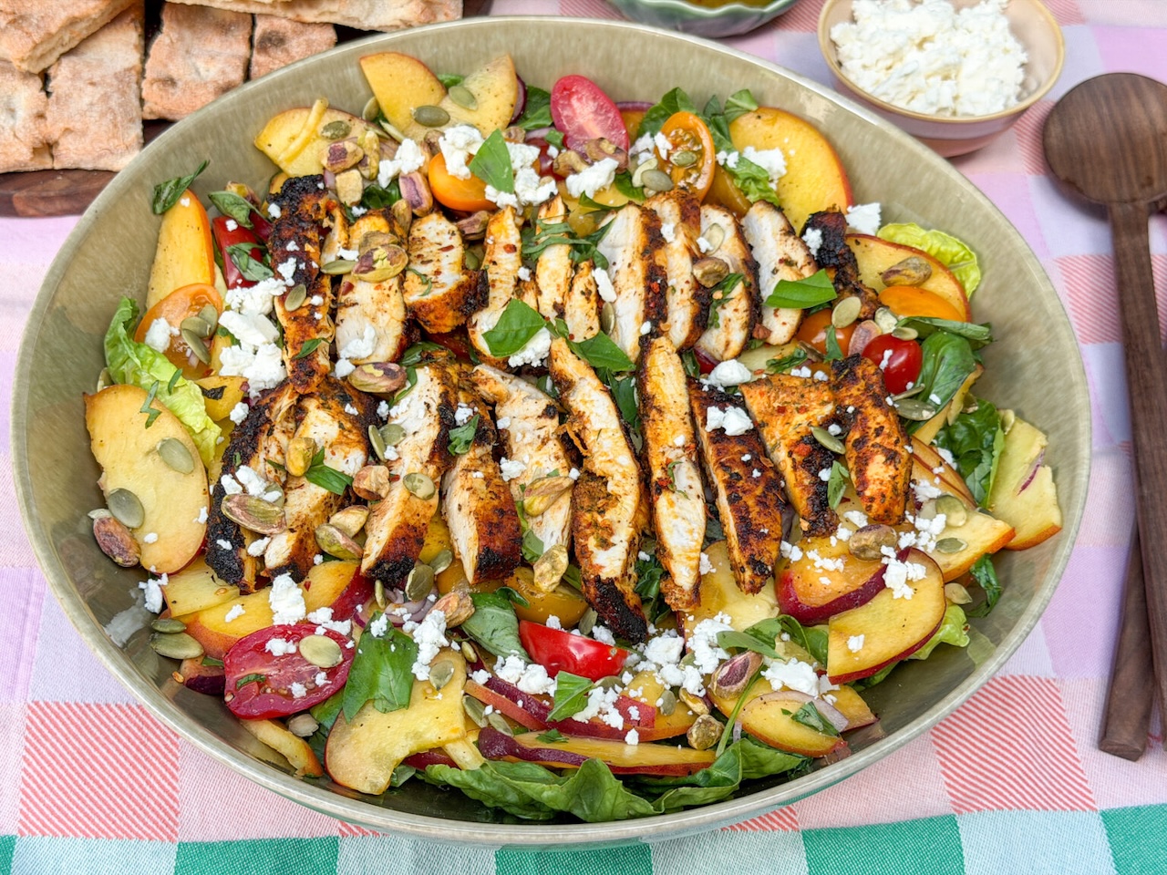 salade met perzik en kip, recept uit weekmenu 29 van Familie over de Kook