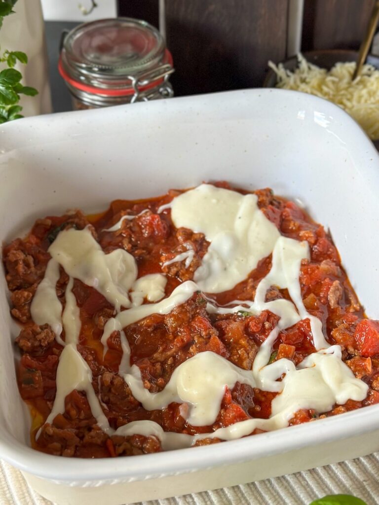 laagjes opbouwen voor lasagne
