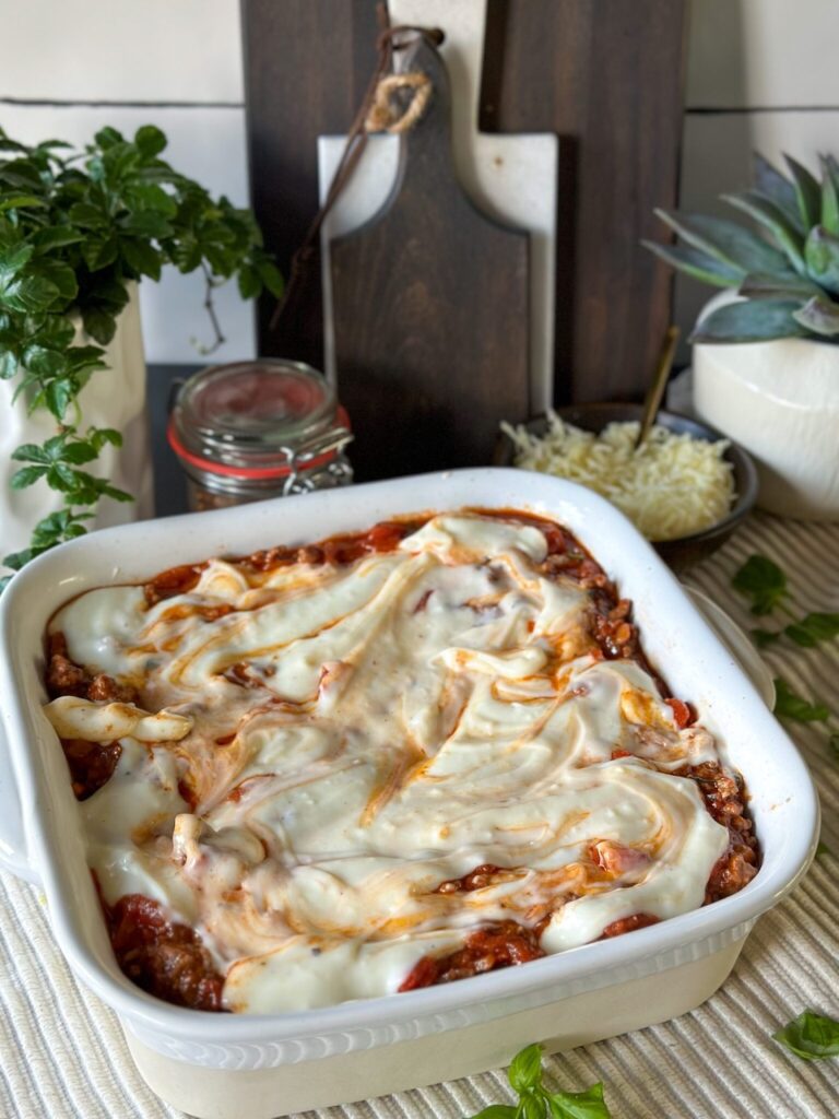 ovenschotel lasagne met bechamelsaus voor het de oven in gaat