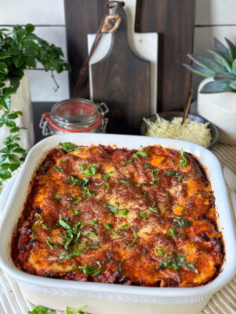 Lasagne met gehakt, tomatensaus en bechamelsaus net uit de oven