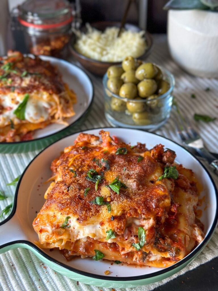 lasagne met gehakt en bechamelsaus in laagjes op bord