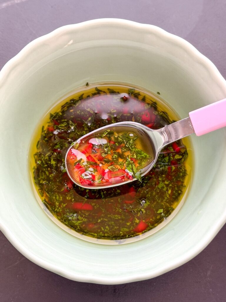 Frisse dressing met munt, honing, rode peper en limoensap voor meloensalade