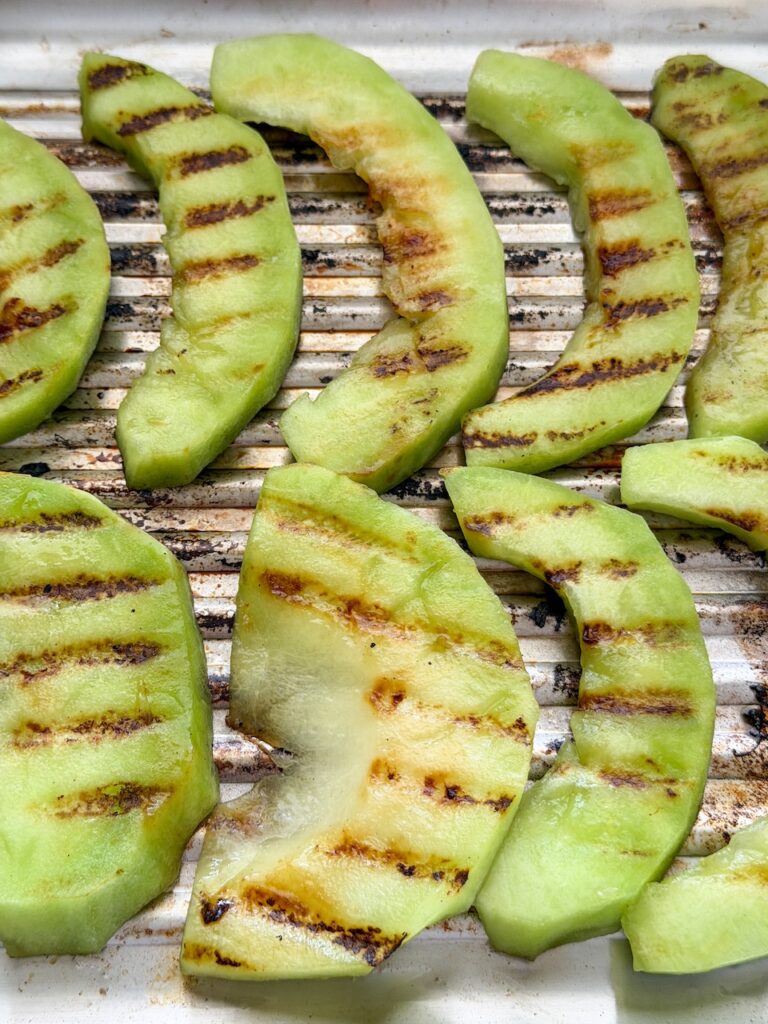 Gegrilde galia meloen met grillstrepen in grillpan voor salade