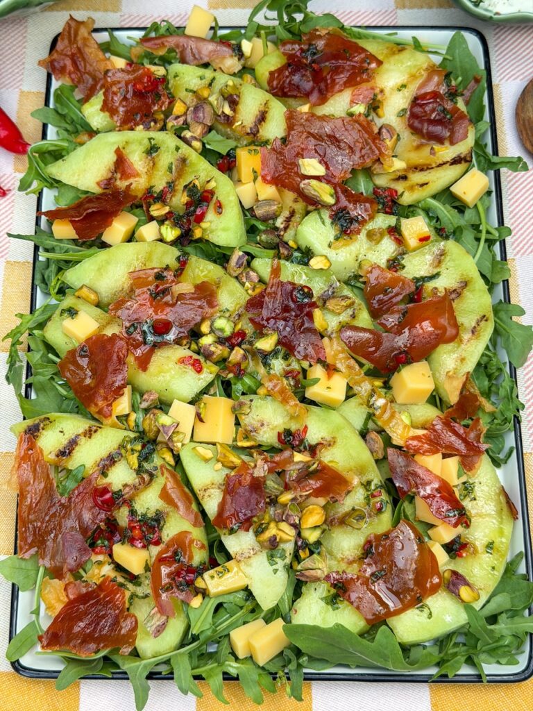 Maaltijdsalade met gegrilde meloen, krokante prosciutto, kaas en pistachenoten