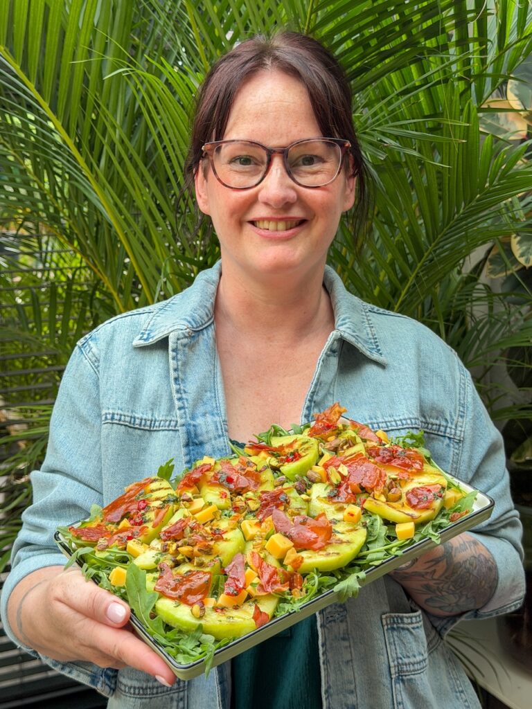 Marie Louise met een schaal salade met meloen en ham