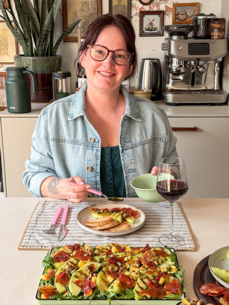 salade-met-meloen-en-ham-thuis-eten-aan-tafel