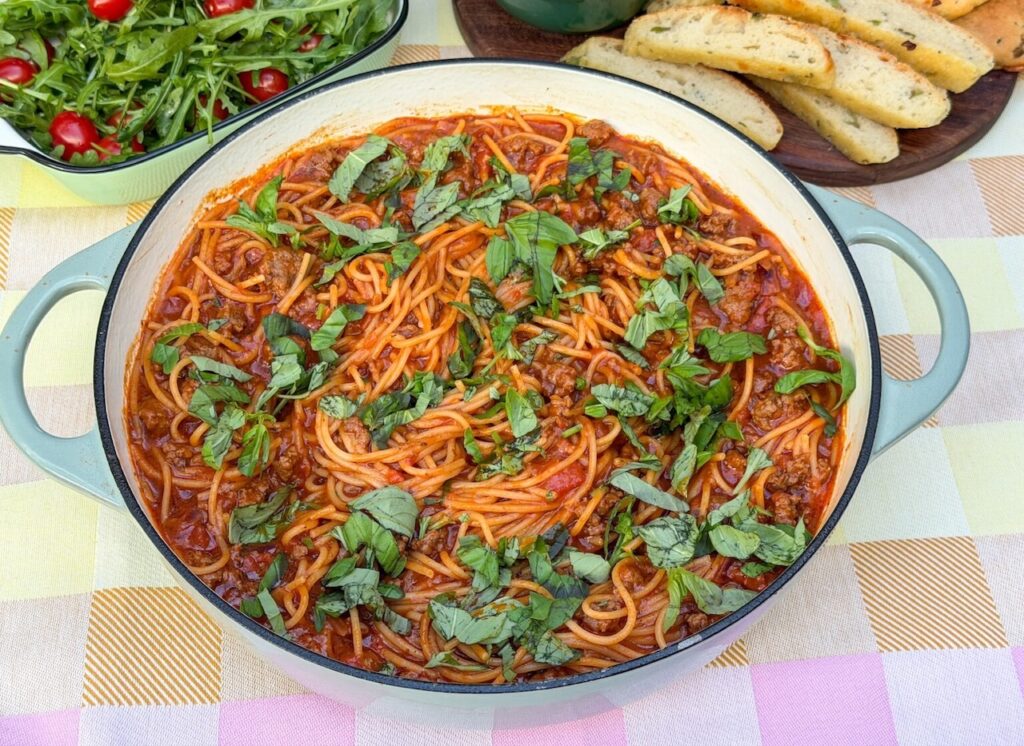 eenpanspasta met gehakt en tomatensaus, recept uit weekmenu 30 van Familie over de Kook
