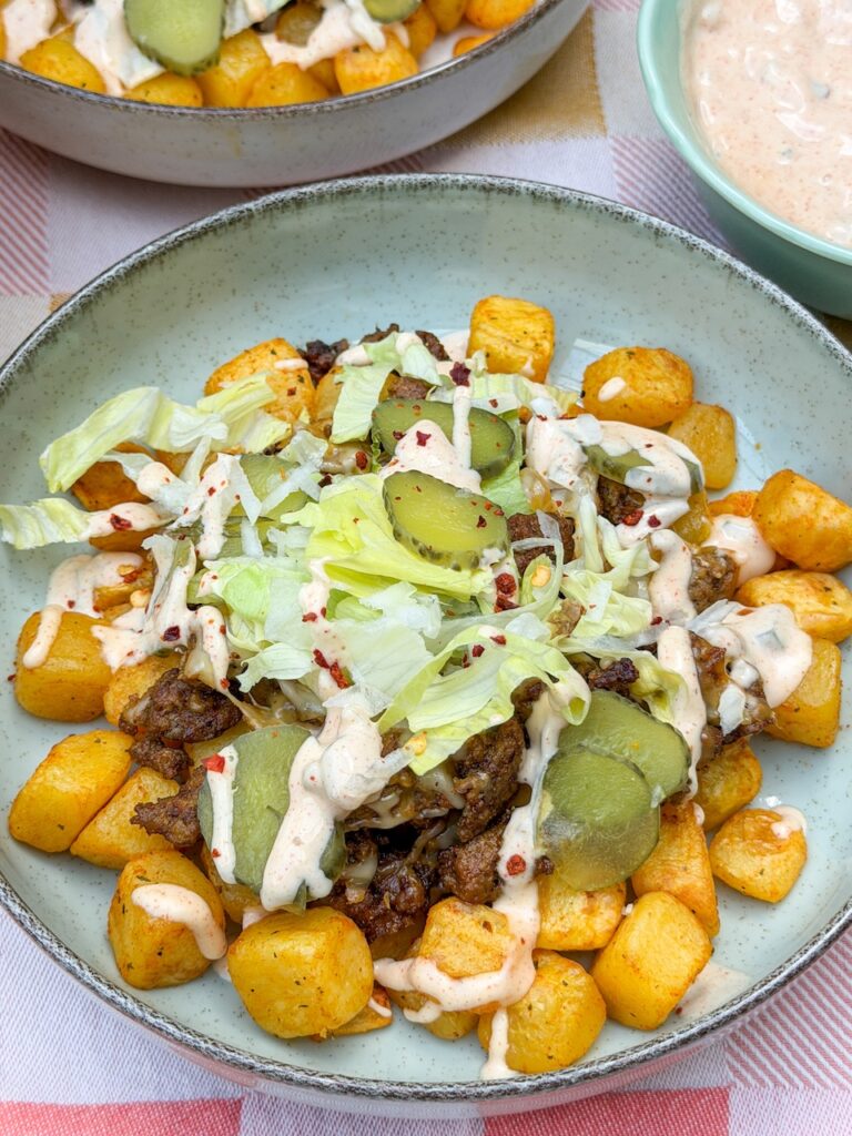 Big Mac bowl met krokante krieltjes, gehakt, gesmolten kaas, toppings en zelfgemaakte Big Mac saus