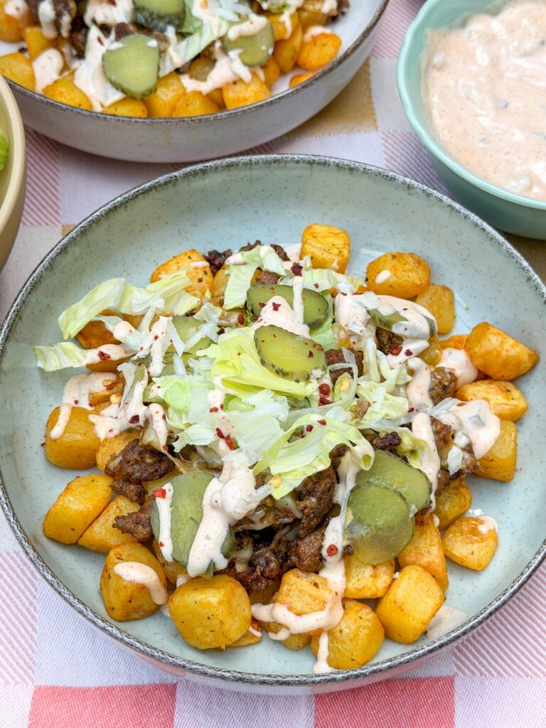 Big Mac bowl met krieltjes, kruidig gehakt met gesmolten kaas, toppings en zelfgemaakt Big Mac saus 