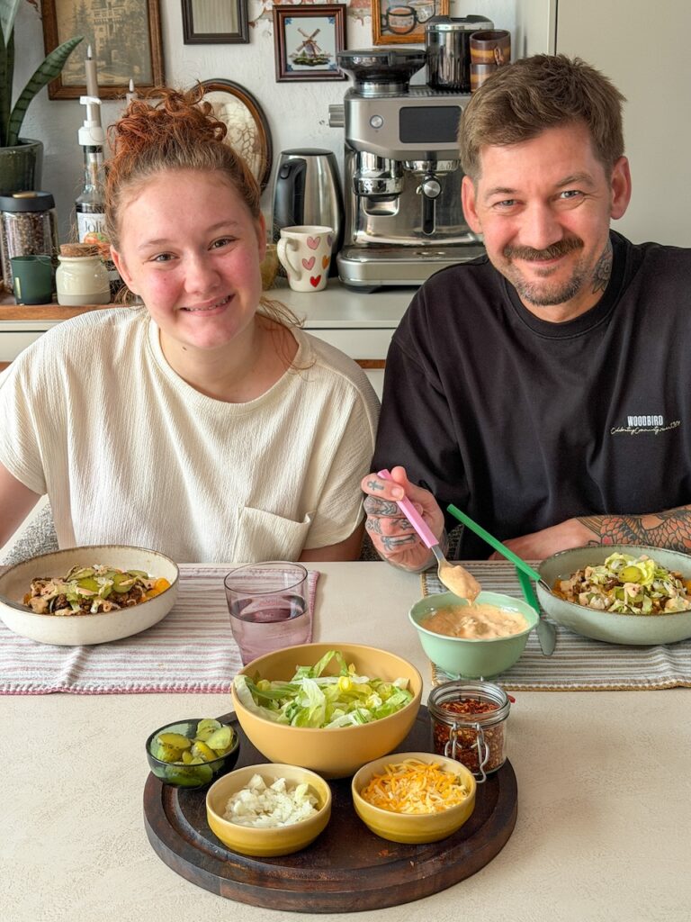 Samen aan tafel met Big Mac bowl met krieltjes en verschillende toppings