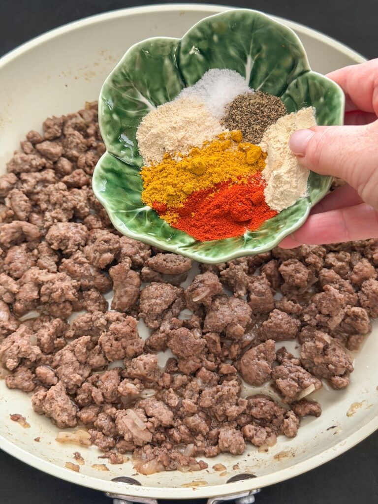 Rundergehakt op smaak brengen met specerijen
