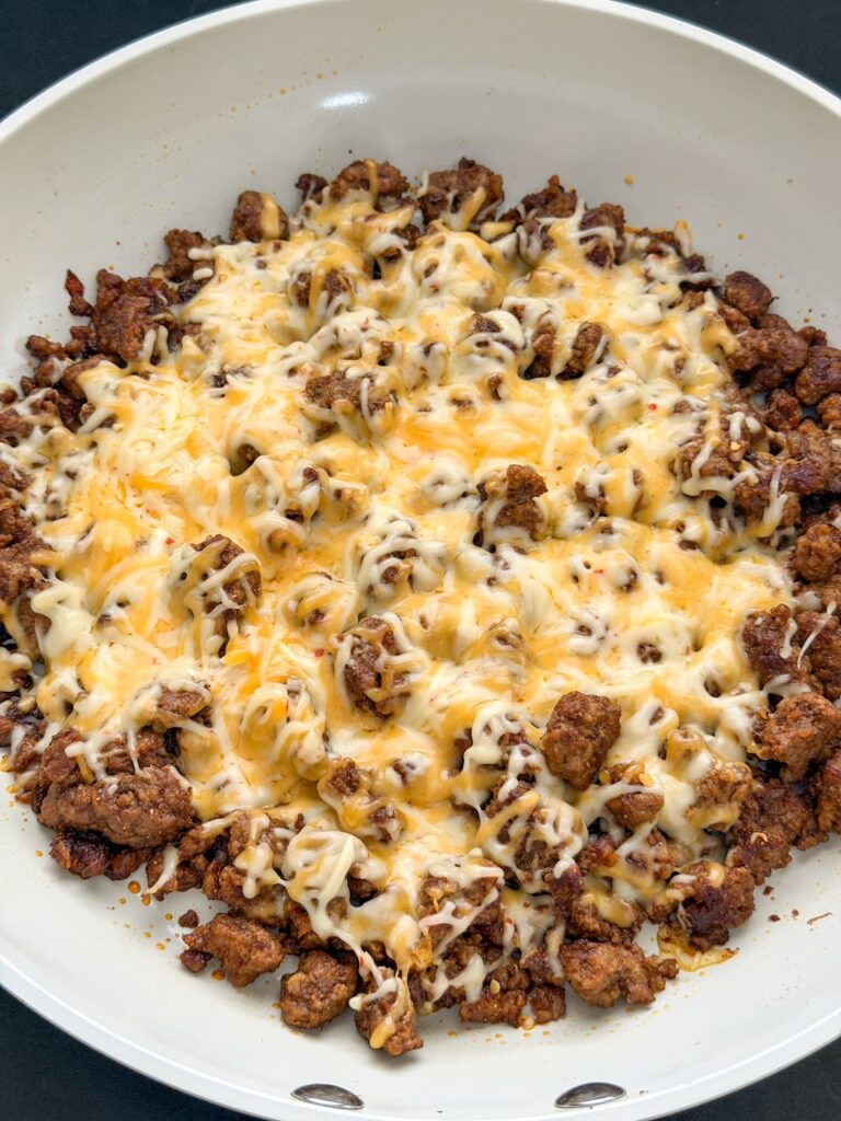 Kruidig gebakken gehakt met gesmolten kaas voor de Big Mac bowl