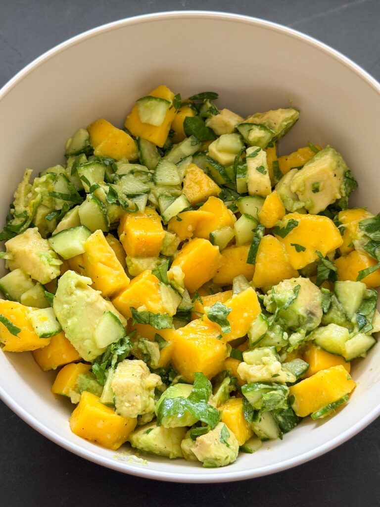 frisse mangosalsa met mango, avocado, komkommer, koriander en limoen