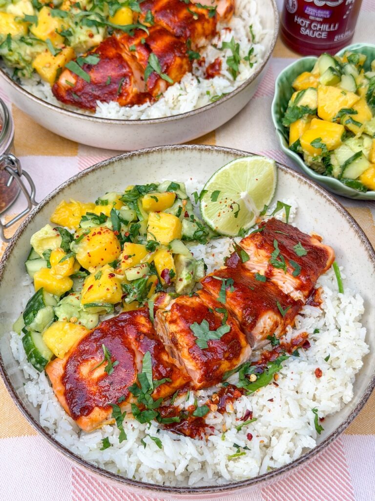 zalm uit de oven met mangosalsa en limoenrijst in kom geserveerd