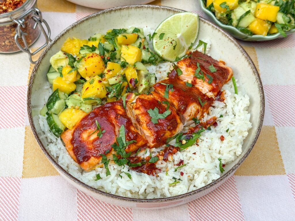 zalm uit de oven met mangosalsa en limoenrijst in kom