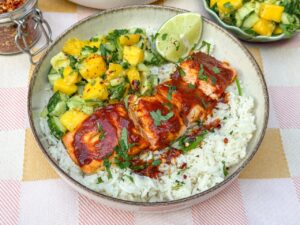 zalm uit de oven met mangosalsa en limoenrijst in kom