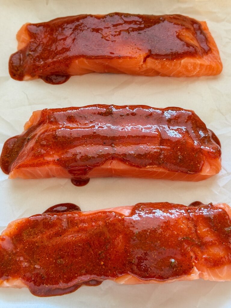 Zalmfilets gemarineerd met zoet-pittige marinade met sriracha, honing en limoen