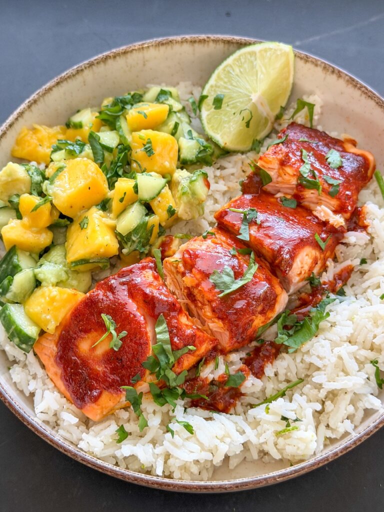 Close up van zalm gebakken in de oven met rijst en mangosalsa