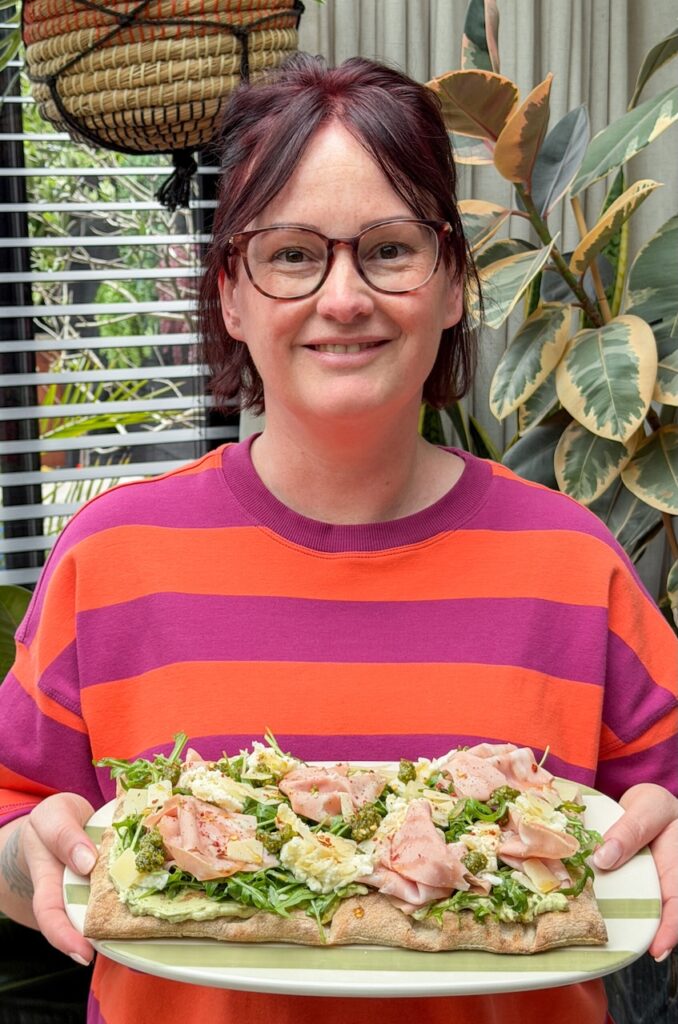 Pinsa met mortadelle en pesto, recept uit overzicht 11 zomerse borrelhapjes