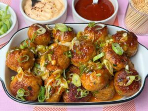 kipgehaktballetjes met cheddar, recept uit overzicht met 11 zomerse borrelhapjes