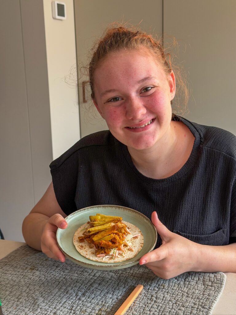 Amaranthe eet taco's aan keukentafel