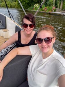 Amaranthe en Marie Louise maken een selfie op de boot