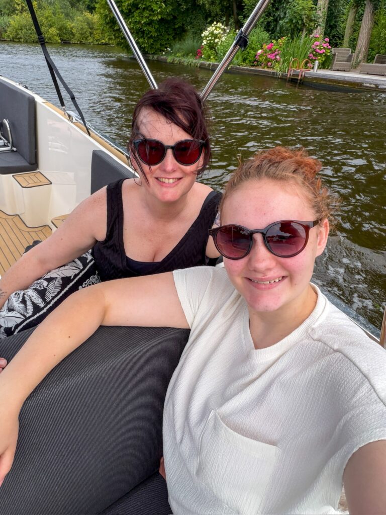 Amaranthe en Marie Louise maken een selfie op de boot