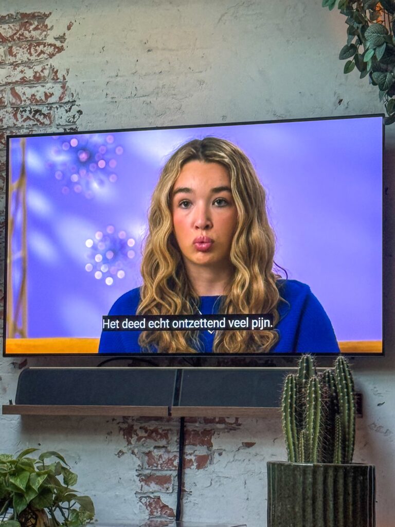 Baylen out loud op de tv kijken