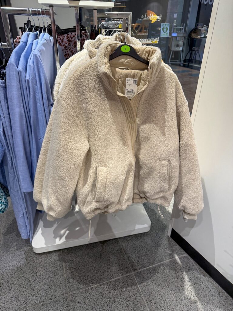 Jas in de winkel aan kledingrek