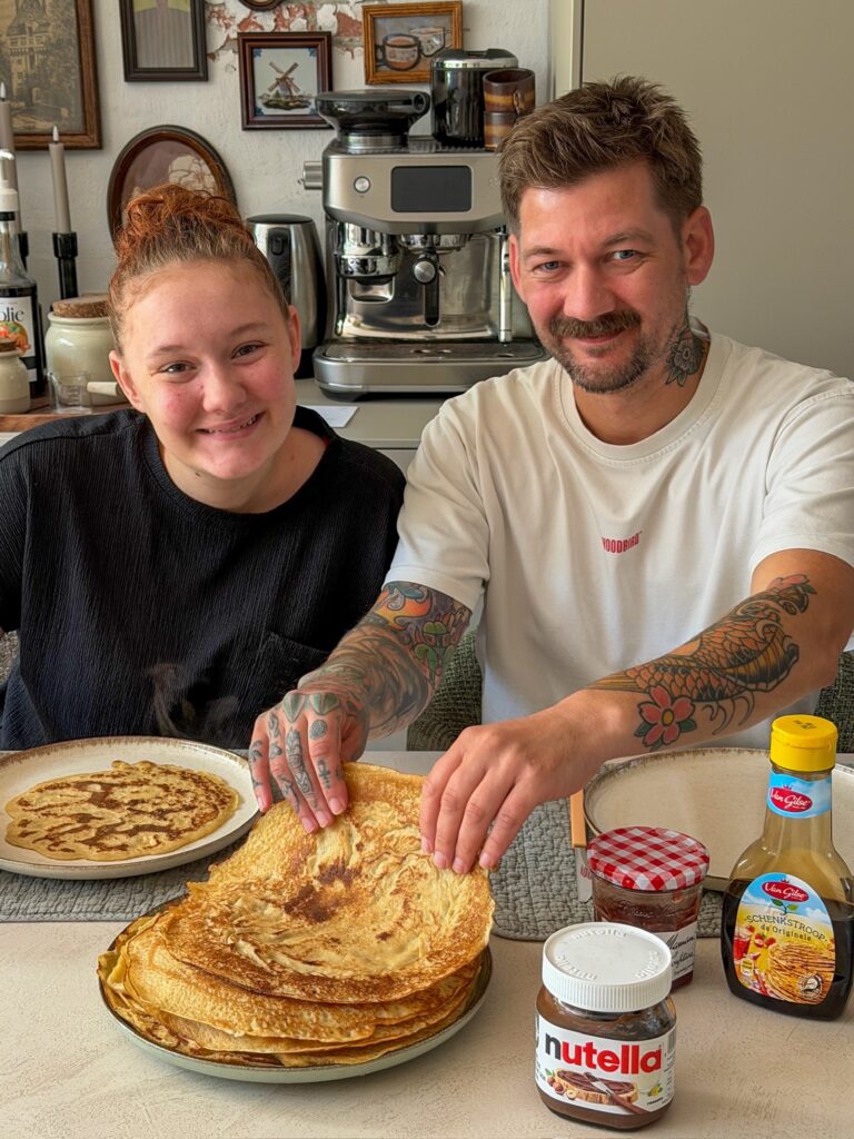 Jan Willem en Amaranthe eten pannenkoeken