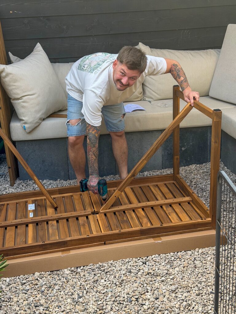 Jan Willem zet een buitentafel in elkaar