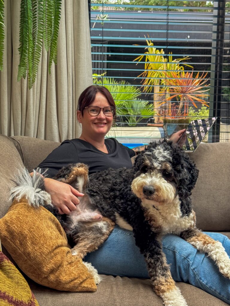 Marie Louise werkt met hond op schoot