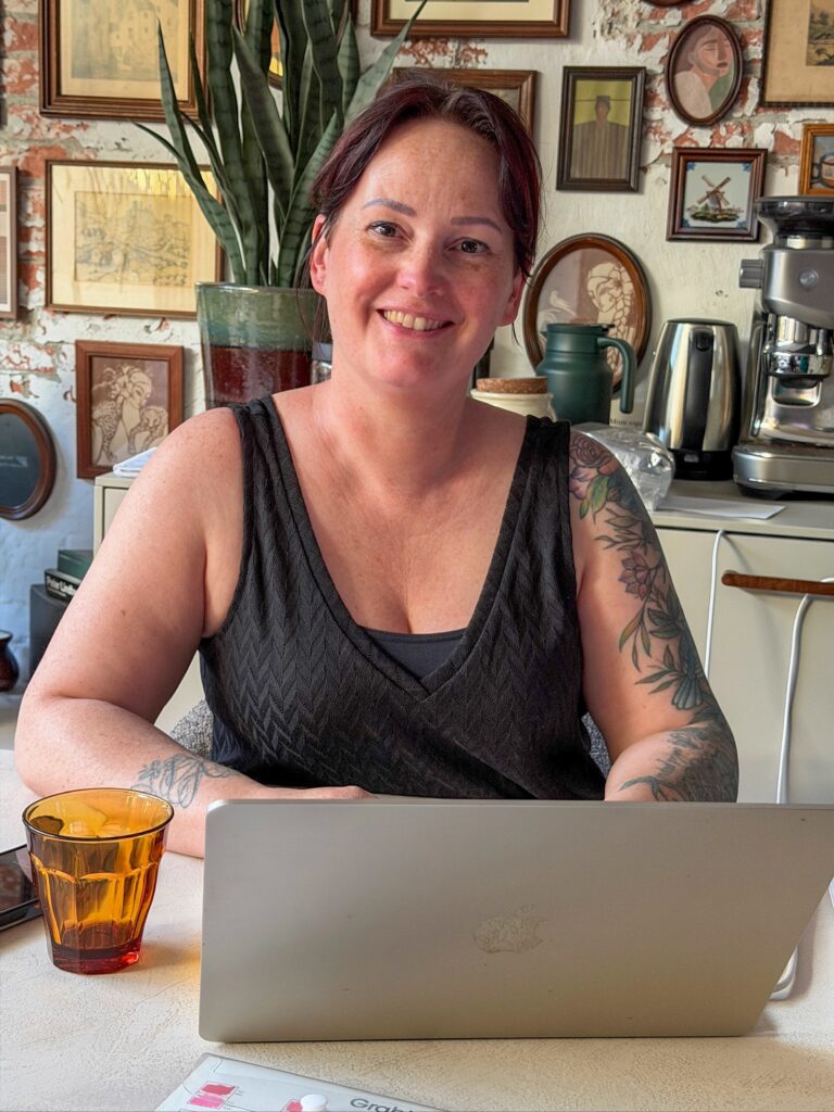 Marie Louise werkt achter laptop