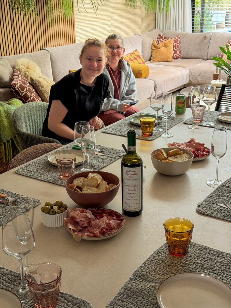 Tafel is gedekt voor visite