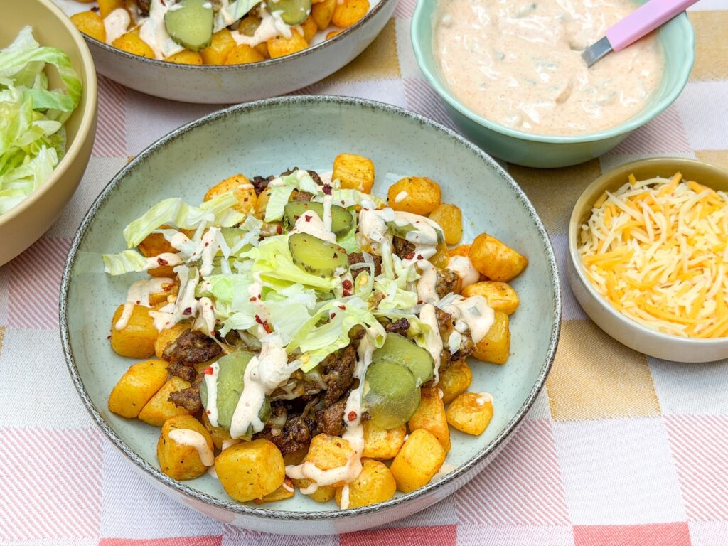 Big Mac bowl met krieltjes, gehakt, sla, augurk en burgersaus als inspiratie voor het avondeten