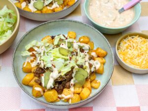 Big Mac bowl met krieltjes, gehakt, sla, augurk en burgersaus als inspiratie voor het avondeten