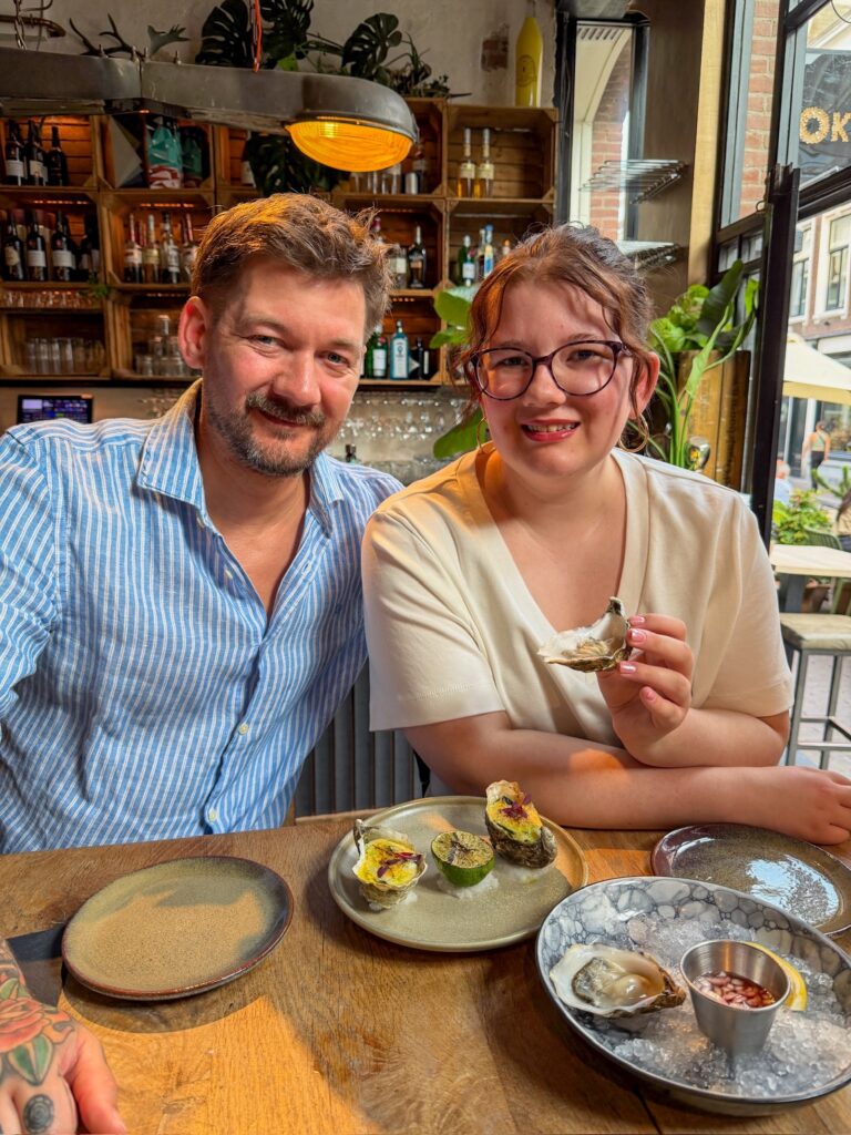 Jan Willem en Beaudine eten oesters