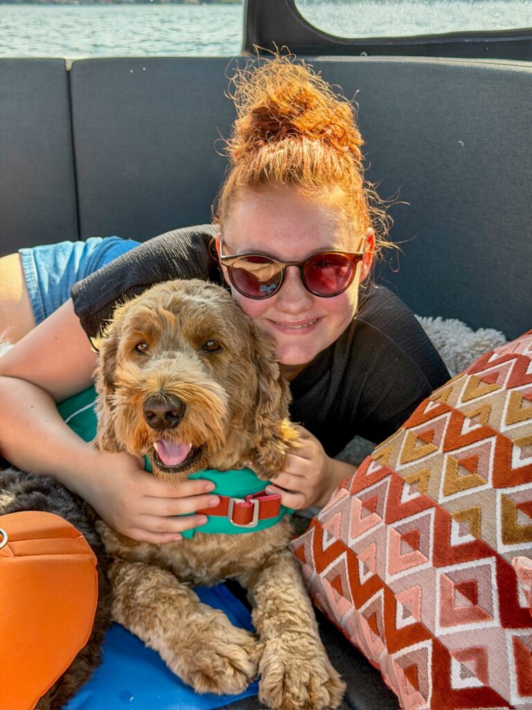 Teun en Amaranthe knuffelen elkaar op de boot