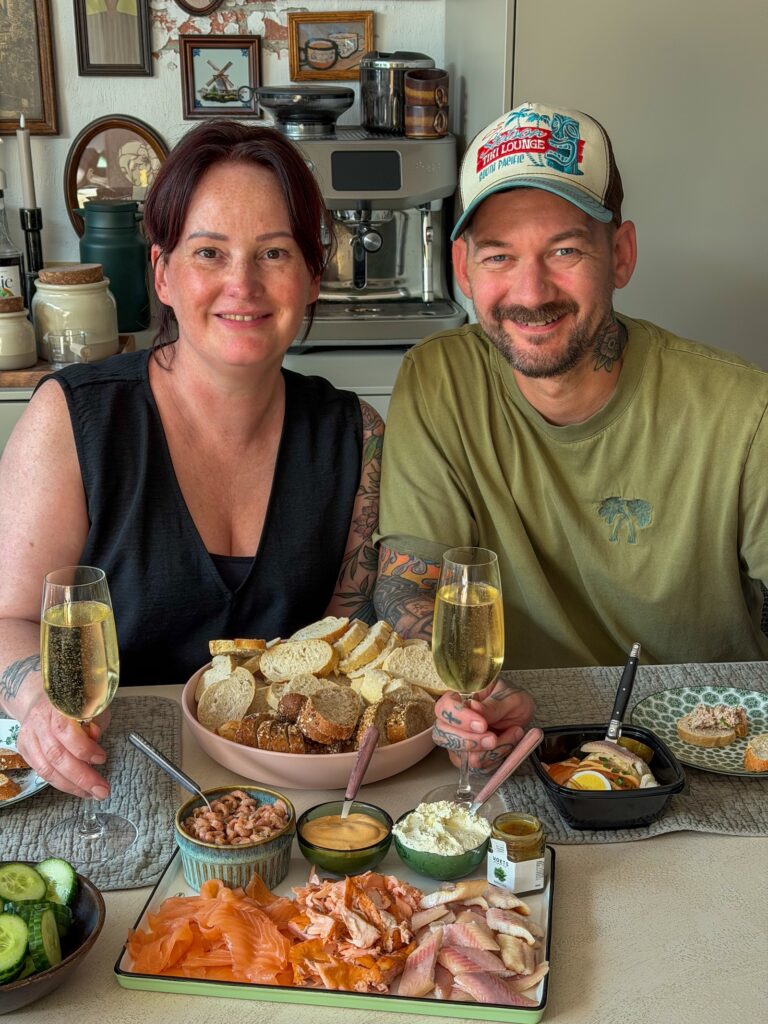 Jan Willem en Marie Louise eten vis aan de keukentafel