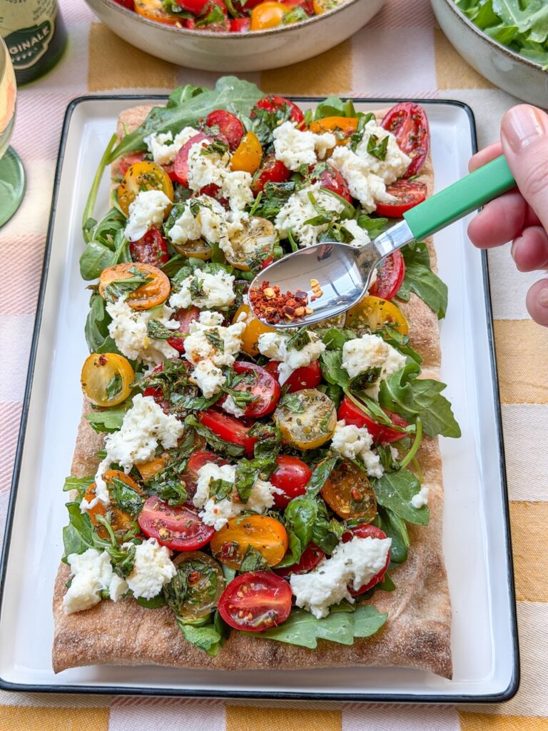 Chilvlokken toevoegen aan een zelfgemaakte pinsa caprese