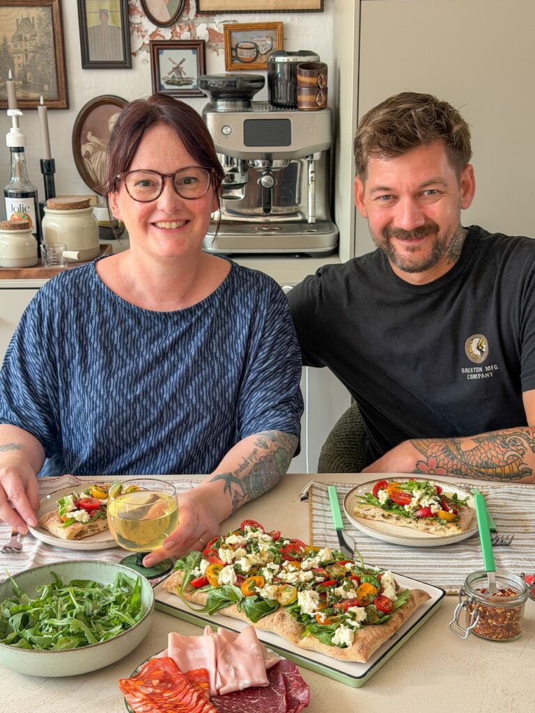 Marie Louise en Jan Willem eten samen een zelfgemaakte pinsa caprese
