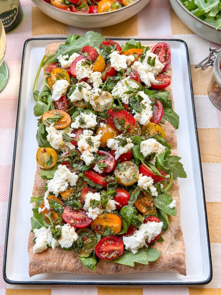 Makkelijke pinsa caprese met mozzarella, tomaten en basilicum