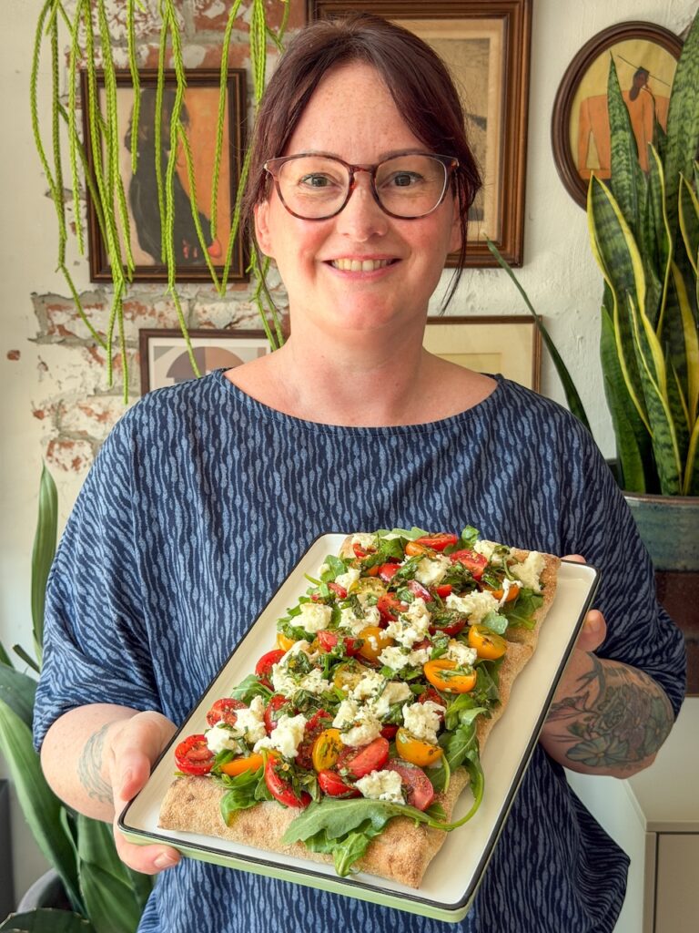 Marie Louise serveert een zelfgemaakte pinsa caprese