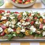 Pinsa caprese met mozzarella, tomaat, basilicum en rucola