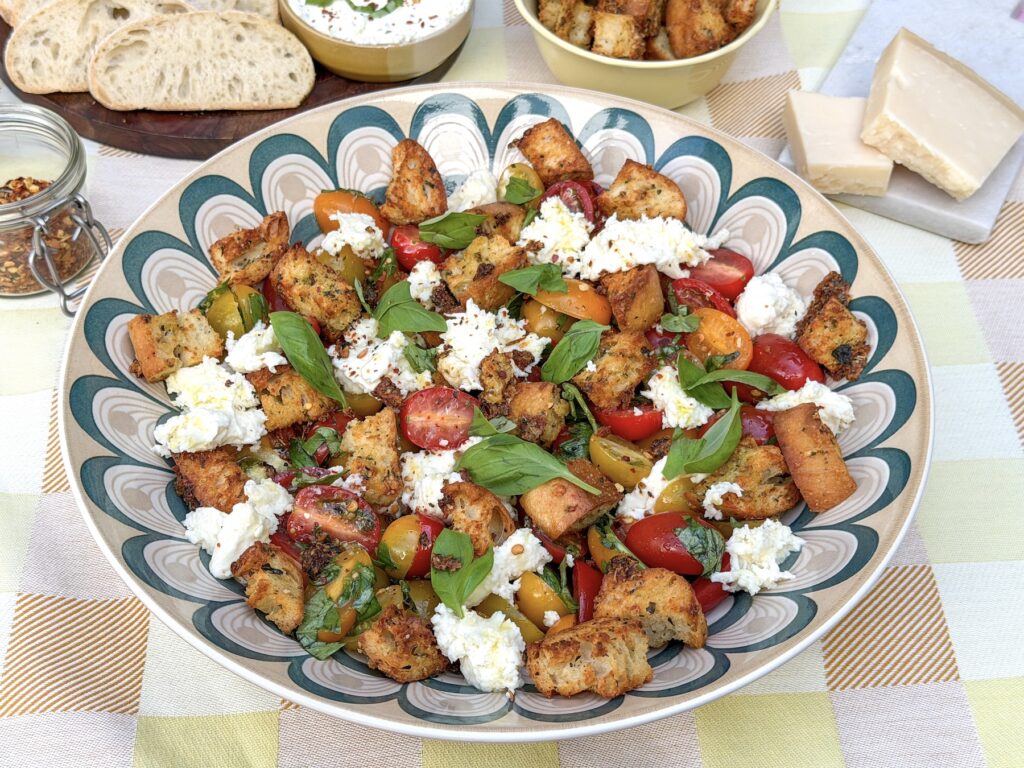 bruschetta salade met mozzarella, recept uit weekmenu 33 van Familie over de Kook