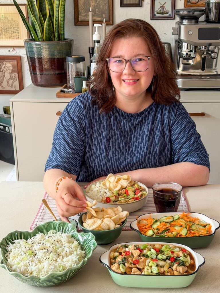Beaudine eet Chinese kip met paksoi en rijst aan tafel