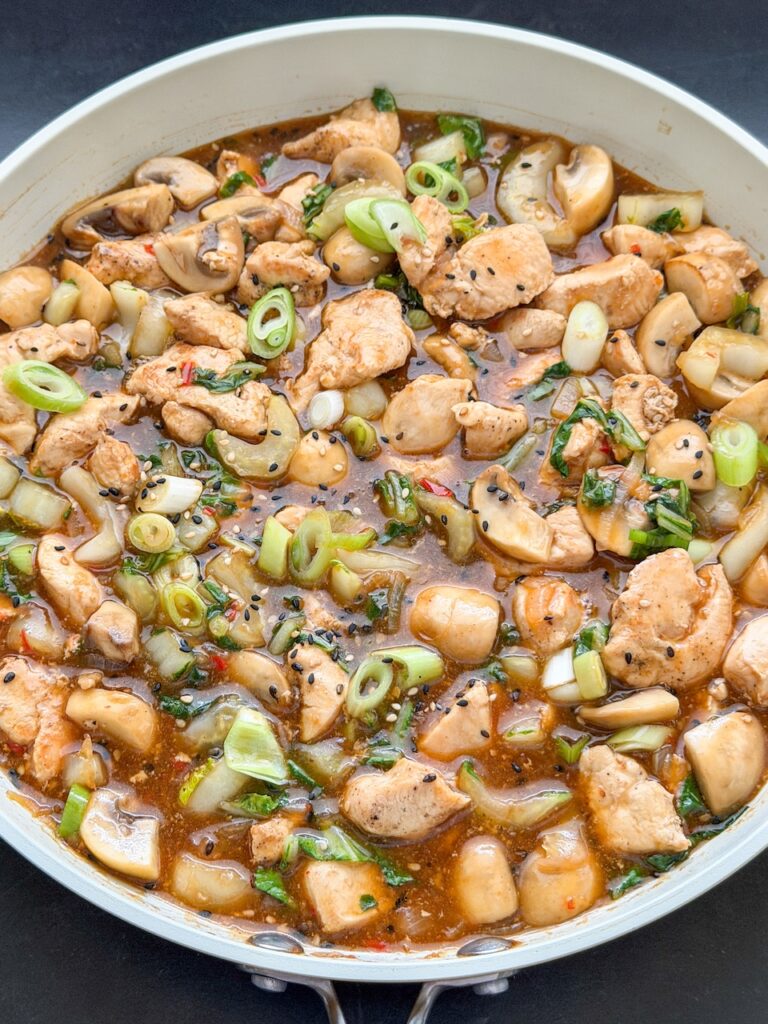 Chinese kip met paksoi en champignons in zoet pittige saus in de pan
